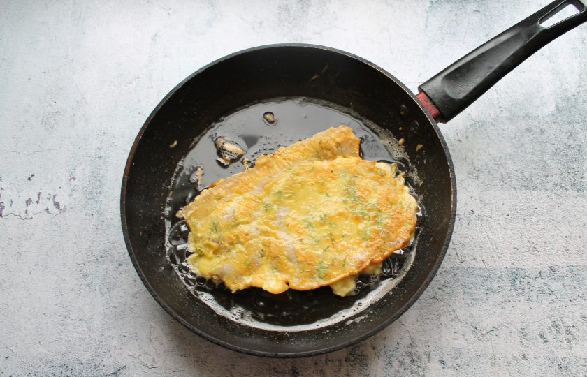 1. Этап. Свинина в кляре в духовке: Поставьте обжаренную свинину в кляре в горячую духовку и запекайте при температуре 180 градусов в течение 20-25 минут до готовности мяса. Готовую свинину достаньте и сразу подавайте к столу.