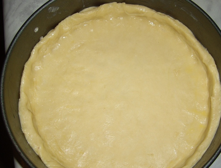 1. Этап. Лимонник (пирог из дрожжевого теста): Потом тесто разделите на 2 части. Выложите одну по форме для выпечки, сделав бортики. Яйцо для смазки взбейте. Смажьте им бортики.