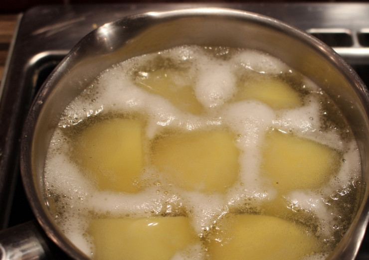 1. Этап. Салат Дмитрий: Картофель моем, очищаем от кожуры и ставим вариться в воде. Солить не нужно, так как селёдка солёная.