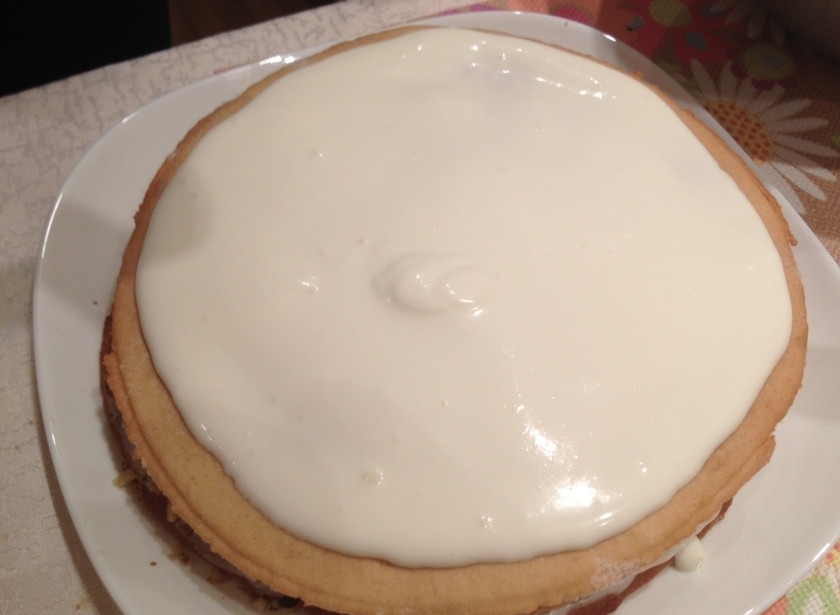 1. Этап. Медовик с черносливом: 5. Выкладываем следующий корж, снова смазываем его сметанным кремом и выкладываем небольшое количество сухофруктов.