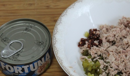 1. Этап. Сырный рулет с тунцом: Тунец хорошо обсушить и добавить к овощам. Перемешать.