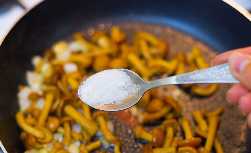 1. Этап. Грибы лисички: 5. По вкусу посолите и перемешайте содержимое сковороды.