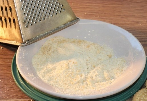 1. Этап. Пирог на кефире с персиками: 11. Измельчаем печенье на средней терке.