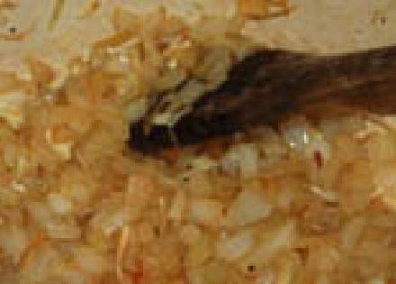 1. Этап. Ребрышки в соусе: Обжариваем лук в течении 10 минут.