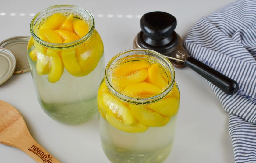 1. Этап. Компот из персиков: Залейте кипящим компотом персики, закатайте крышками банки.