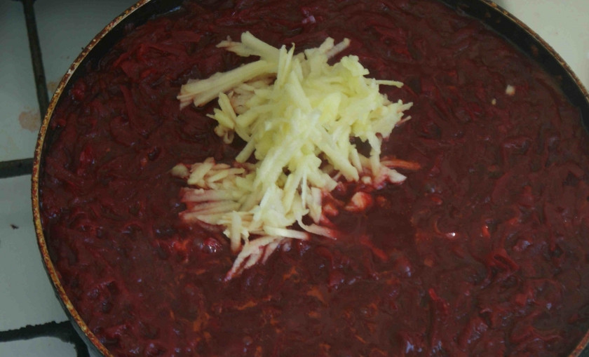 1. Этап. Свекла, тушенная с яблоками: Яблоко очищаем от кожуры и трем на терке. Добавляем за 15 минут до готовности в свекольную смесь. Перемешиваем, пробуем на вкус. Подсаливаем, если необходимо еще добавить соли.