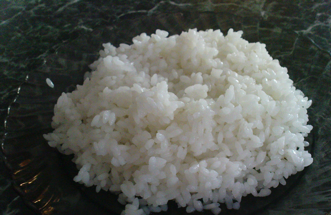 1. Этап. Рыбный пирог из сайры: Отварите рис до полуготовности.