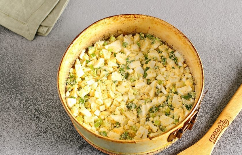 1. Этап. Наливной пирог: Форму для запекания смажьте маслом. Дно посыпьте мукой или манкой, вылейте половину порции теста и сверху распределите всю начинку.