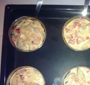 1. Этап. Жульен с мидиями и овощами: Ставим на противень кокотницы, раскладываем в них наш жульен и ставим в разогретую до 200 градусов духовку на 15 минут.