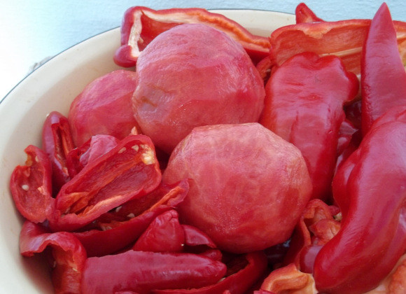 1. Этап. Кавказская аджика: 5. Помидоры опустите в кипяток и снимите с них кожуру.