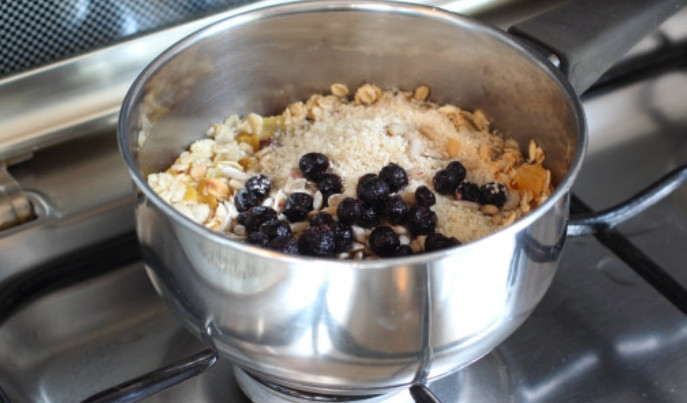 1. Этап. Каша на воде с сухофруктами: Добавляем чернику, кунжут и семечки.