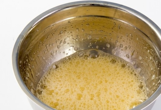 1. Этап. Пышные оладьи на кислом молоке без дрожжей: 3. Все ингредиенты хорошо перемешайте. Нет необходимости яйца взбивать, достаточно поработать с ними несколько минут венчиком.