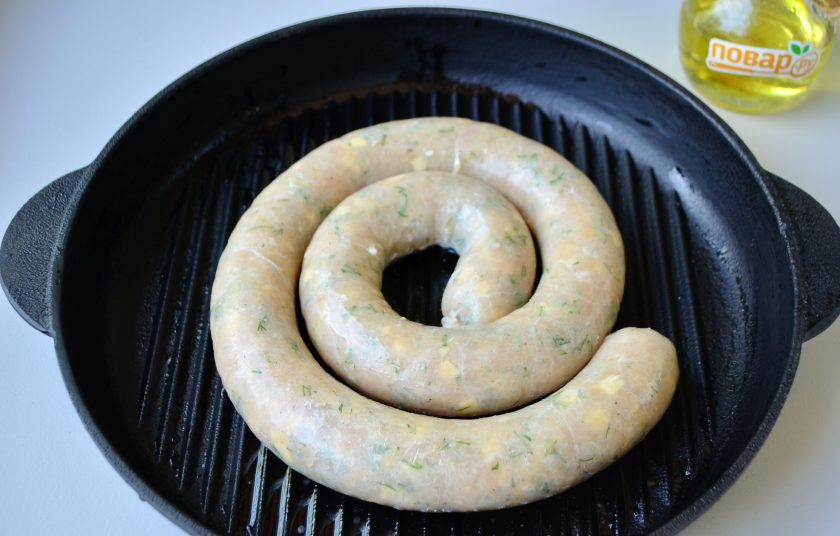 1. Этап. Куриные колбаски с сыром для гриля: 10. Положите колбаски на горячий гриль, жарьте периодически переворачивая их на другую сторону.