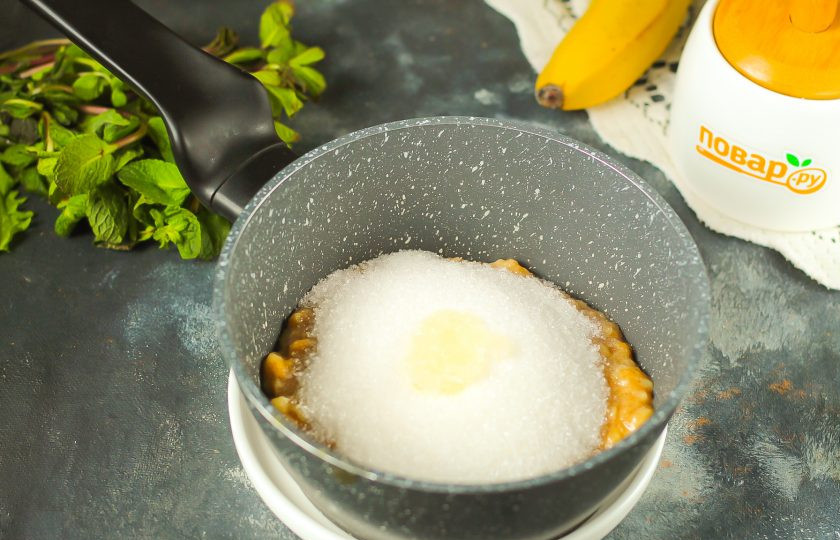 1. Этап. Домашняя банановая карамель с корицей: Выложите банановое пюре в ковш или в кастрюлю с антипригарным дном. Всыпьте сахарный песок, лимонный сок и влейте воду. Аккуратно все перемешайте.