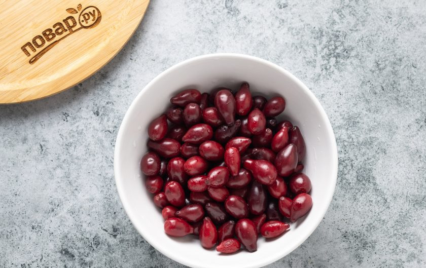 1. Этап. Варенье из кизила без косточек: Кизил переберите, удалите мусор и испорченные ягоды. Затем тщательно промойте в холодной воде.