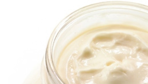 1. Этап. Салат Подсолнух с курицей: Возьмите глубокую емкость для соуса. Смешайте в равных пропорциях майонез, сметану и сливки.