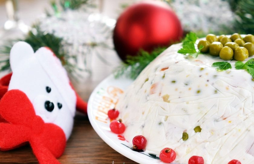 1. Этап. Салат-желе Оливье: Перед подачей переверните формочку на плоское блюдо, снимите пленку. Приятного аппетита! С наступающим Новым годом!