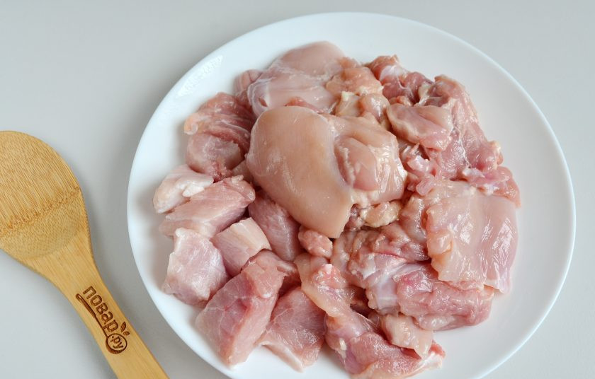 1. Этап. Французские колбаски Буден Бланк: 2. Вымойте тщательно все мясо. Свинину порежьте кусочками, с бедрышек снимите кожу и удалите кости.