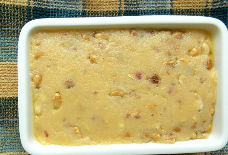 1. Этап. Домашний щербет с арахисом: Форму необходимо смазать маслом, выложите туда массу. Разровняйте и дайте остыть.