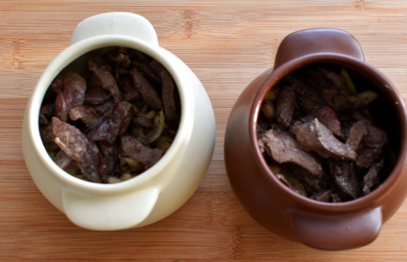 1. Этап. Жаркое с печенью индейки в горшочках: Обжарьте печенку, нарезанную брусочками, на топленом масле, только чтобы чуть схватилась и приобрела аромат жареного. Выложите печенку в горшочки.