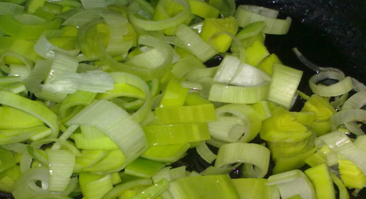 1. Этап. Картофельный суп с луком-пореем: Лук- порей нарезаем полукольцами. На сковороде растопим сливочное масло и обжарим на нем лук порей.