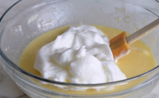 1. Этап. Лимонный кекс-пудинг: 3. Затем аккуратно добавьте белки в основную массу, замешивая единую консистенцию.