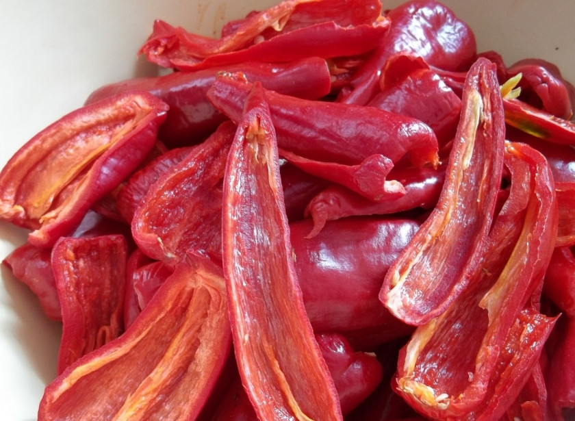 1. Этап. Аджика с орехами: Перцы заворачиваем в газету и оставляем на ночь подсохнуть. На следующий день аккуратно, в перчатках, очищаем перцы от семян.