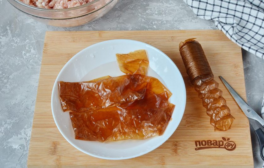 1. Этап. Домашняя колбаса из курицы: Отрежьте 3 кусочка оболочки, замочите на несколько минут в теплой воде.