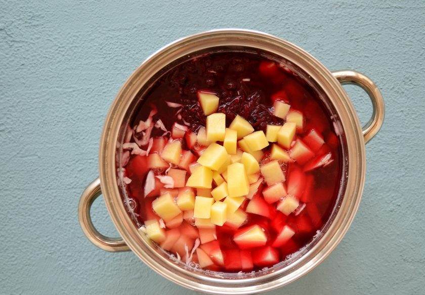 1. Этап. Борщ с чечевицей: Добавьте капусту и картошку в суп, варите 10 минут. Затем добавьте свеклу, варите ещё 10 минут.