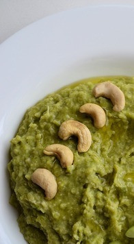 1. Этап. Суп-пюре из горошка с кешью: Выложить суп в тарелку. Заправить маслом. По желанию украсить орехами кешью и сельдереем.