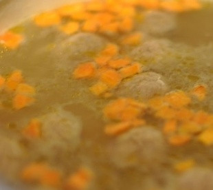 1. Этап. Детский суп из индейки: Отправляем морковь в кастрюлю и варим минут 15.