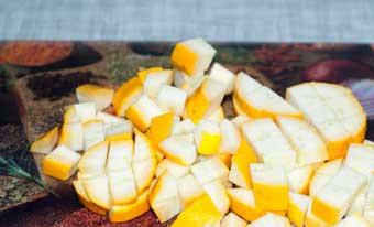 1. Этап. Овощной мисо-суп: Кабачок хорошенько вымыть, нарезать кубиками. Морковь натереть на средней терке.