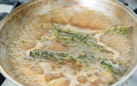 1. Этап. Свиная вырезка с пряным соусом: 4. Затем свинину уберите со сковороды. Влейте бульон, перемешанный с крахмалом. Доведите смесь до кипения.