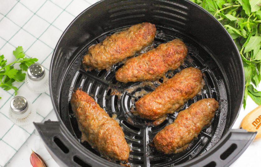 1. Этап. Чевапчичи в аэрогриле: Сбрызните их сверху маслом и запеките при 180 градусах 20 минут. Время запекания полностью зависит от толщины заготовок и мощности вашей техники.