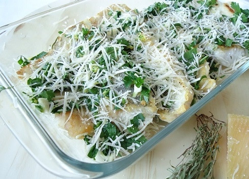 1. Этап. Судак, запеченный с сыром: Выкладываем филе в форму, на дно которой наливаем пару ложек воды или белого вина, если есть, и распределяем по рыбе приготовленную приправу и оставшуюся измельченную зелень петрушки. Посыпаем натертым сыром и отправляем в разогретую до 190 градусов духовку минут на 15-20.