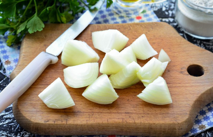 1. Этап. Котлеты из куриных потрохов: Лук почистите и нарежьте средними кусочками.