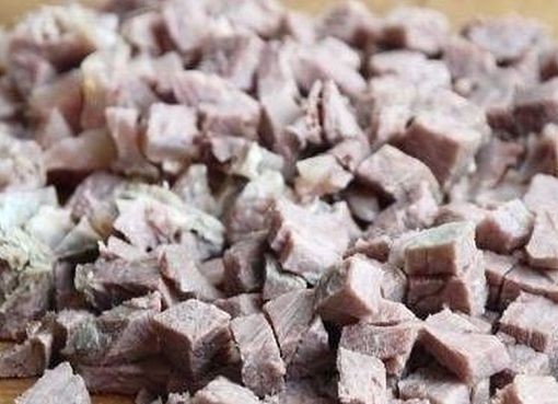 1. Этап. Салат со свеклой и свининой: 1. Приготовление салата начните со свинины. Положите ее в кастрюлю с холодной водой. Посолите, отварите до готовности. Выньте свинину, охладите её. Нарежьте небольшими кубиками.