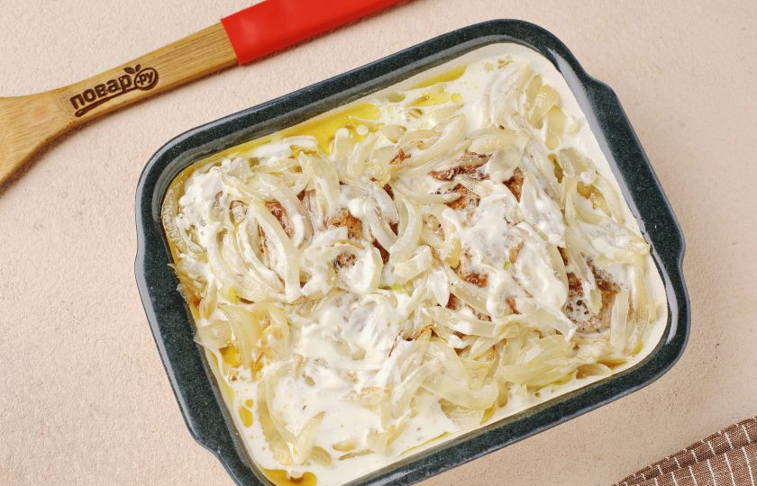 1. Этап. Куриные бёдра в сметанном соусе в духовке: Соедините сметану и муку, перемешайте и добавьте воду. Посолите соус по вкусу и полейте им курицу с луком. Соус должен почти полностью покрыть бёдра.