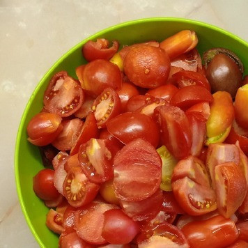 1. Этап. Острое лечо: Помидоры вымыть, убрать плодоножку, разрезать на несколько частей и пропустить через мясорубку.