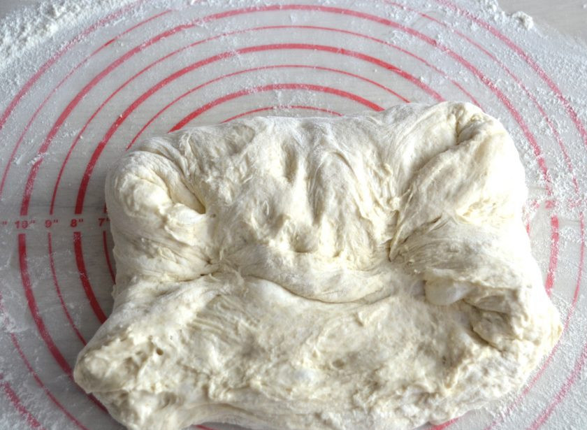 1. Этап. Пшеничный хлеб на ржаной закваске: Справа и слева подверните края теста внутрь, чтобы выровнять бока.