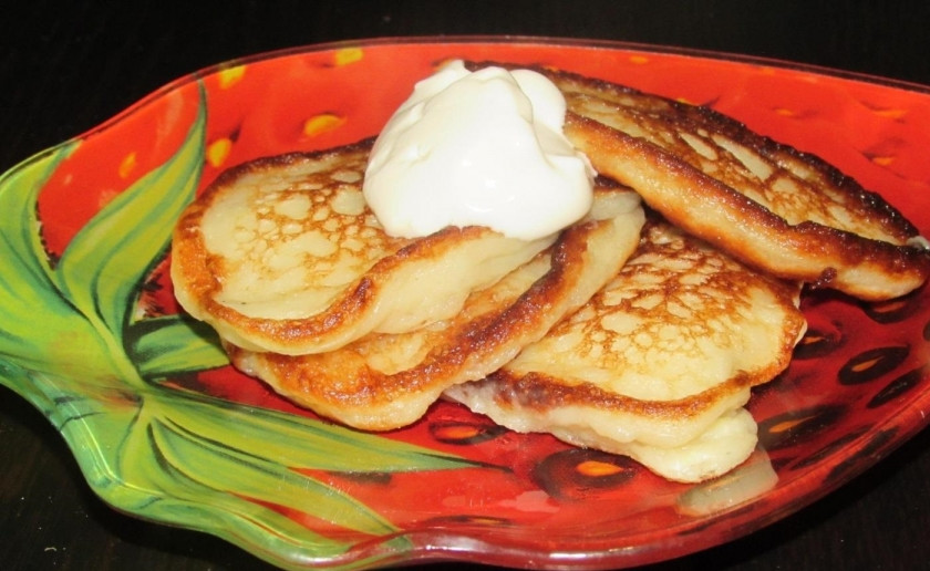 1. Этап. Оладьи на дрожжах и кефире: 11. Готовые оладьи подаю горячими со сметаной. Приятного аппетита!