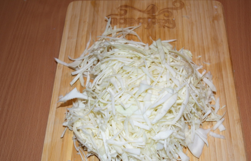 1. Этап. Мясо по-староуральски: Пока все обжаривается, нашинкуйте свежую капусту. Свежую капусту добавляем в кастрюлю к квашенной. Тушим все вместе, помешивая, около 40 минут.