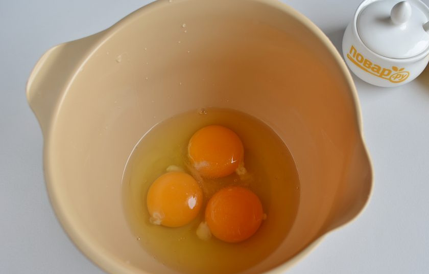 1. Этап. Бисквитный рулет Сладкий поцелуй: 2. Вбейте в чашу миксера 3 яйца, добавьте ванильный сахар или пару капель экстракта, лимонный сок. Взбивайте до появления первой пены.