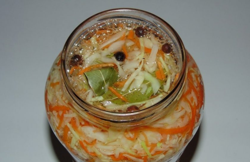 1. Этап. Засолка капусты горячим рассолом: Приготовьте рассол. Доведите воду до кипения. Снимите её с огня и добавьте соль с сахаром. Быстро размешайте. Залейте горячий рассол в банку.