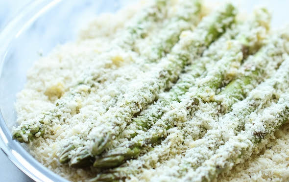 1. Этап. Спаржа в панировке: 3. В третьей мисочке соедините сухари, тертый сыр, соль и специи. Обваляйте спаржу со всех сторон в панировке и выложите на противень, застеленный пергаментом или смазанный маслом.