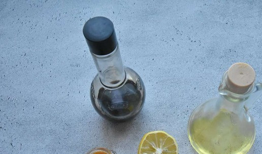 1. Этап. Салат венок с сыровяленой индейкой: Для заправки смешайте оливковое масло, бальзамический уксус, сок лимона, соль, мед и молотый черный перец. Готовую заправку перелейте в пиалу центре блюда.