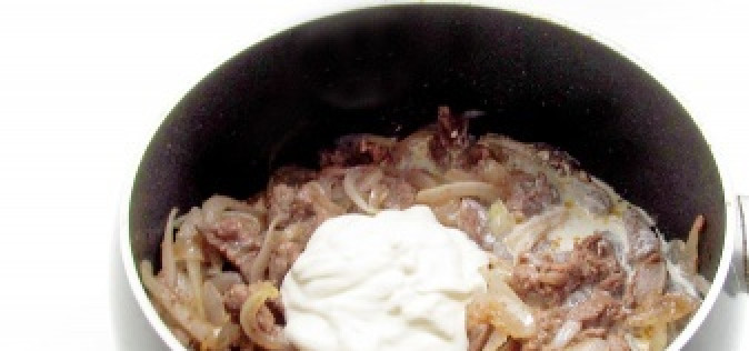 1. Этап. Бефстроганов в томатном соусе: 3. Обжариваем мясо с луком и в конце притрушиваем мукой. Убавляем огонь и постоянно помешиваем.