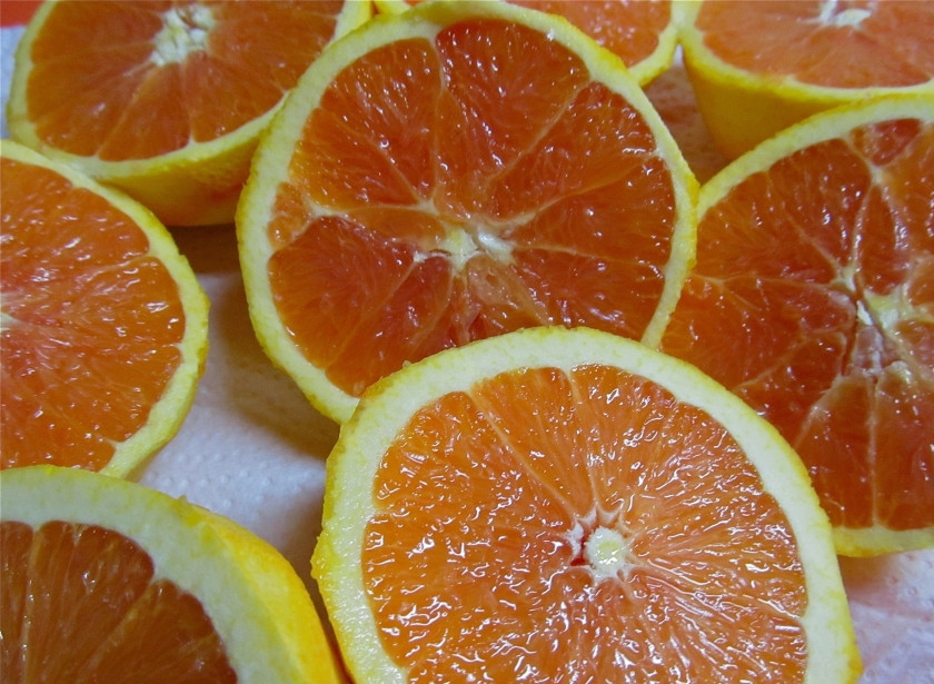 1. Этап. Апельсиновый ликер Куантро в домашних условиях: Выдавите из апельсинов сок.