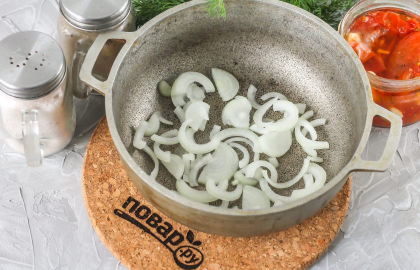 1. Этап. Чечевица с вялеными помидорами: Очистите луковицу от кожуры и промойте в воде, нарежьте полукольцами и отпассеруйте в растительном масле примерно 2-3 минуты.