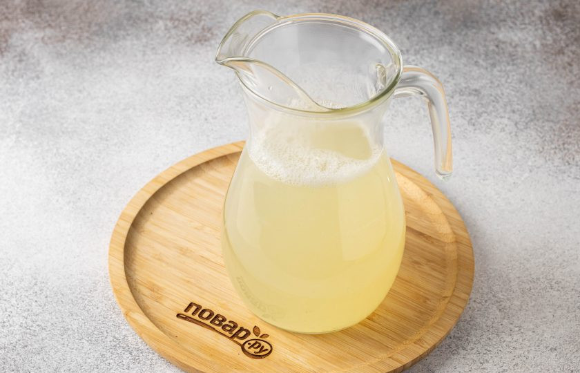 1. Этап. Лимонно-имбирный лимонад: Перелейте лимонный сок и сироп в кувшин, добавьте 600 мл. охлаждённой воды. После уберите кувшин в холодильник настояться минимум на 2 часа. Можно оставить на ночь.